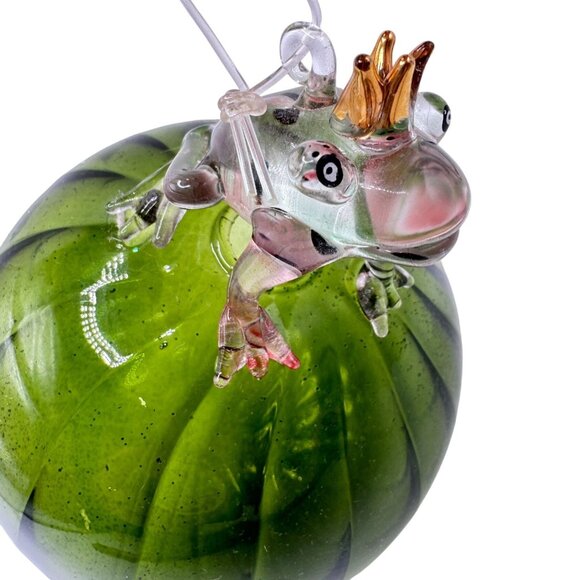 Art Glass Frog Prince Ornament Green Glitter Ribbed Ball With Gold Crown Vtg - Picture 1 of 7